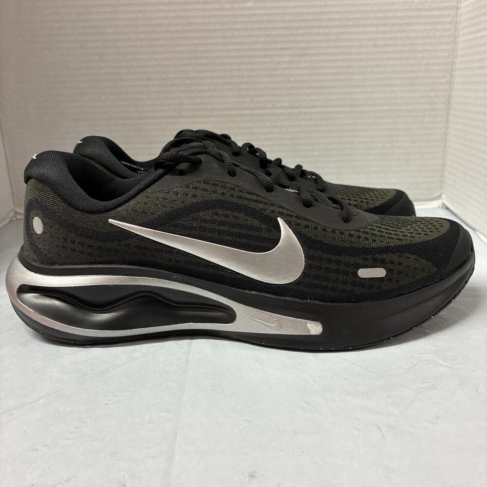 Nike Journey Run Shoes Men’s Size 8.5 Black Metallic Silver Running Sneaker NWOB